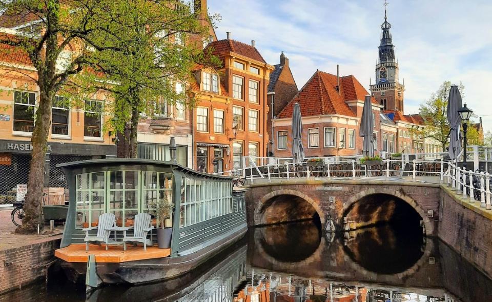 Gracht met stenen brug in Alkmaar